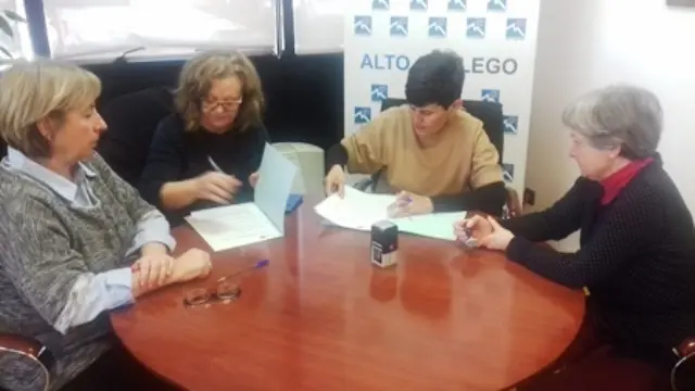 Momento de la firma del convenio en Sabiñánigo.