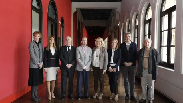 Representantes de la Universidad de Zaragoza y de la Fundación Bancaria Ibercaja, este jueves tras la firma.