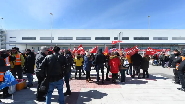 Trabajadores de Amazon frente a la sede madrileña durante su jornada de huelga