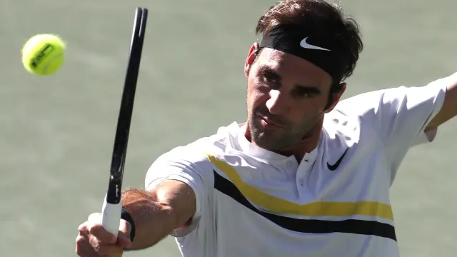 Roger Federer golpea la pelota en un torneo reciente.