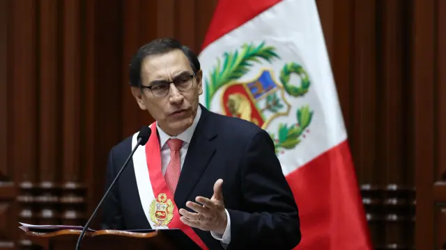 Martín Vizcarra, nuevo presidente de Perú, jurando su cargo.