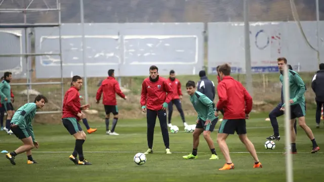 Los jugadores del Huesca, durante un entrenamiento reciente.