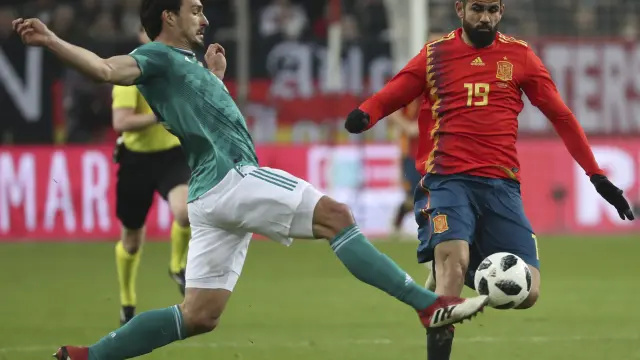 Diego Costa disputando un balón con Mats Hummels.