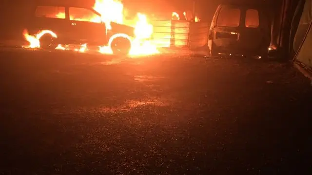 Arden cuatro coches en un centro canino