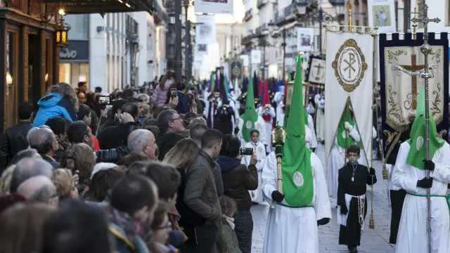 Representantes de las 25 cofradías zaragozanas participaron ayer en la procesión del pregón. En la imagen, por la calle de Alfonso I.