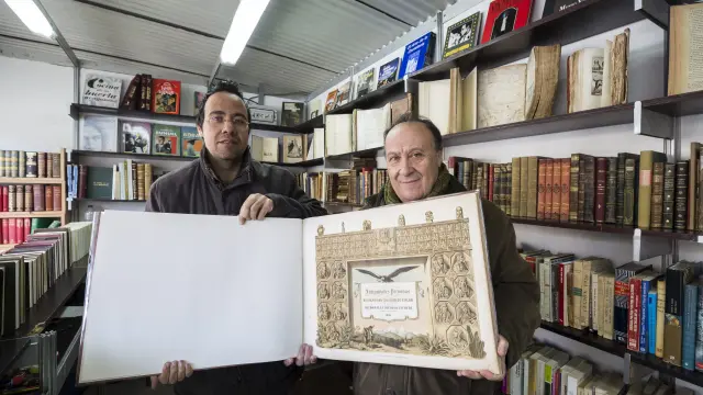 Octavio de Diego y su padre, José María, con el libro 'Antigüedades peruanas', una joya de arqueología que se vende por 4.900 euros.