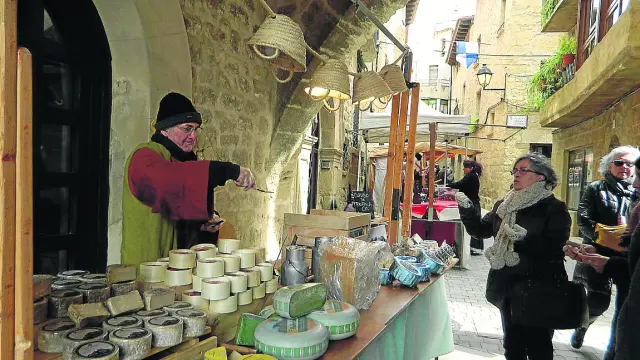 Un puesto de quesos artesanos en el casco histórico de Cretas este fin de semana.