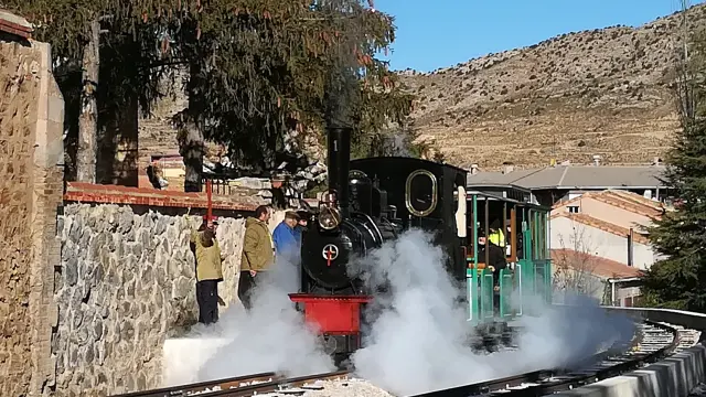 El tren turístico que recorre el parque temático sobre la minería turolense.