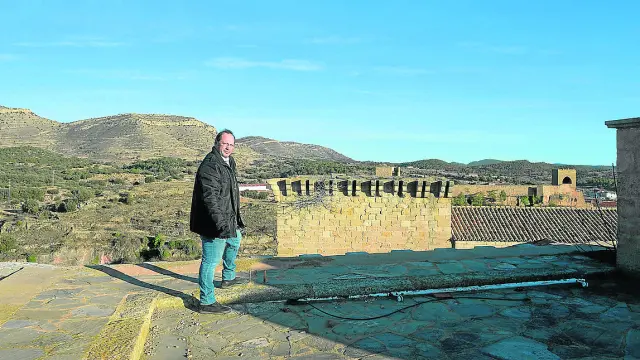 El alcalde de Mora de Rubielos, junto a la Torre Norte del castillo, que se quiere rehabilitar.