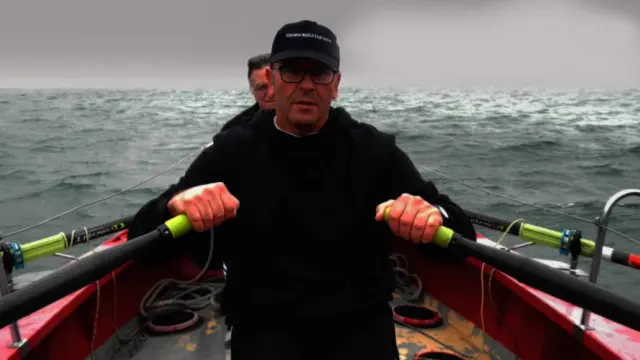 El coruñés Jorge Pena, de 57 años, en el bote con el que ha cruzado el Atlántico, con su compañero, que tuvo que abandonar.