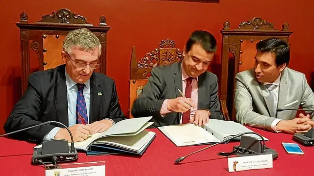 El consejero aragonés, Joaquín Olona (izda.), y su homólogo en Castilla-La Mancha, Francisco Martínez Arroyo, en la firma del protocolo.