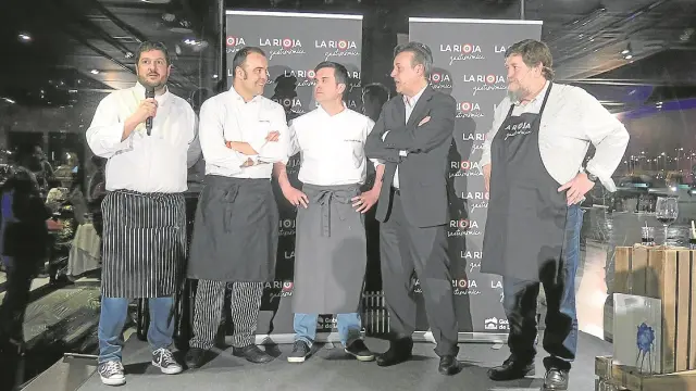 Los cocineros participantes, con los presentadores del acto, José Ribagorda y Mikel Zeberio.