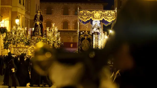 El Ecce Homo junto a la Virgen de los Dolores, en la primera procesión de la jornada de este lunes.