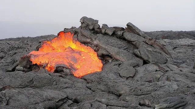 Lava en el Parque Nacional de los Volcanes de Hawaii