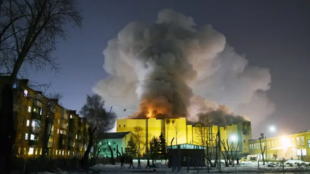 El incendio arrasó el centro comercial en Kémerovo