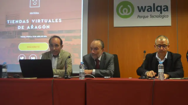 Presentación de la Feria de Tiendas Virtuales de Aragón. De izda a dcha: Conrado Chavanel, Ramón Tejedor y Fernando García Mongay