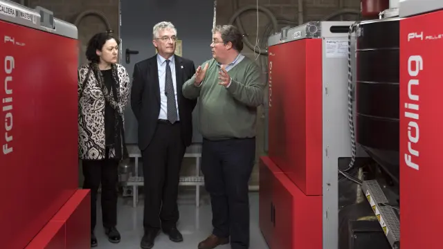 Carlos Martínez muestra al consejero Olona las calderas de biomasa instaladas en DKV