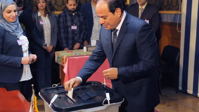El presidente Abdelfatah al Sisi ejerciendo su derecho al voto.