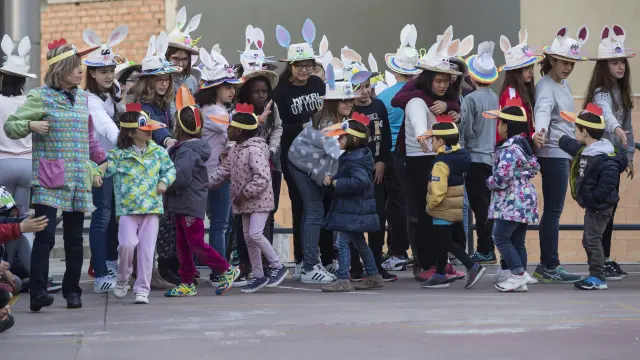 Colorista desfile de Easter bonnet celebrada este miércoles en el patio de recreo del colegio Cándido Domingo de Zaragoza