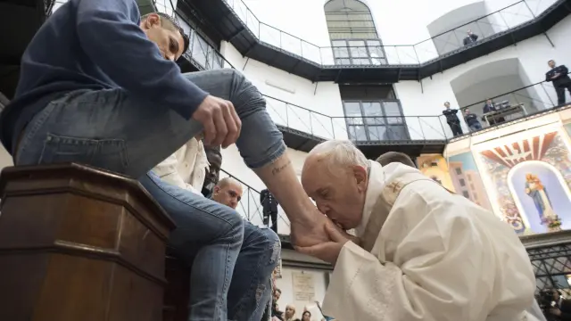 El papa Francisco, emulando a Jesús de Nazaret en la 'Última Cena', lava los pies a doce personas, en este caso presos de la cárcel Regina Coeli de Roma, Italia, el 29 de marzo del 2018.