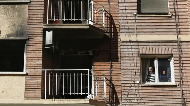 El incendio se declaró en esta vivienda de la calle San Roque de Zaragoza poco antes de las nueve de la mañana.