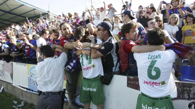Aficionados y jugadores se abrazan en la consecución del primer ascenso a Segunda como SD Huesca, logrado el 15 de junio del 2008 en Écija.