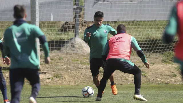 El delantero Cucho Hernández en el centro de la foto en un entrenamiento volverá a ser la gran referencia ofensiva del Huesca.