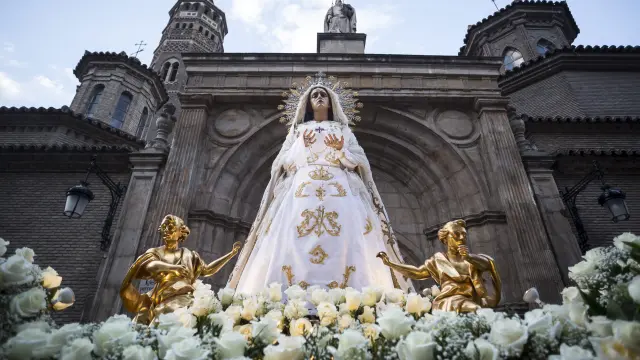 La Virgen Blanca (Jacinto Higueras, 1953) resplandeció ayer en la plaza de San Pablo, después de la esforzada salida de los hermanos del Silencio.