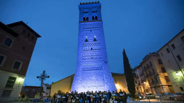 A las nueve de la noche de ayer, la torre de San Martín de Teruel se iluminó de azul.