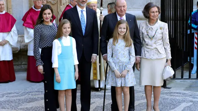 Es el cuarto año consecutivo que don Felipe y doña Letizia acuden con sus hijas a la misa pascual en la seo de Palma