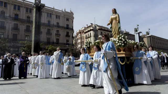 Nuestra Señora de la Esperanza, de la Hermandad del Resucitado, ayer en la plaza del Pilar.