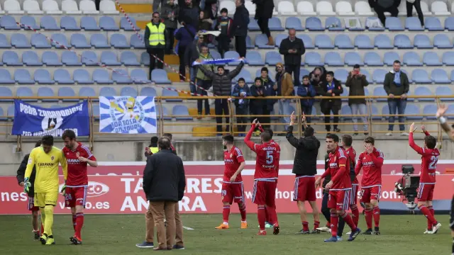Los jugadores del Real Zaragoza, al final del partido en Léon, saludan a la afición aragonesa desplazada para celebrar el triunfo por 0-1.