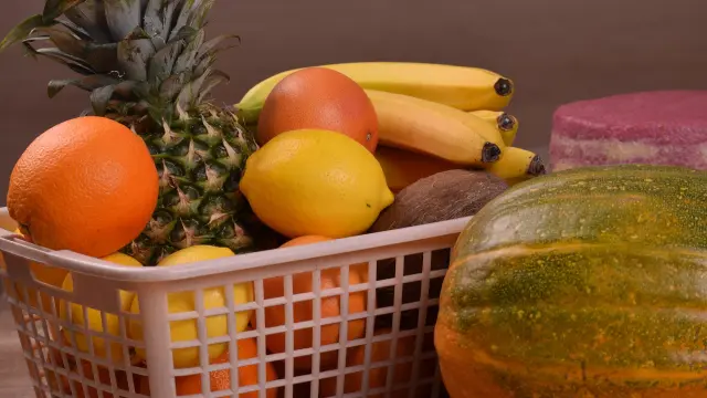 La próxima vez que quites la piel de una fruta te pensarás el tirarla a la basura.
