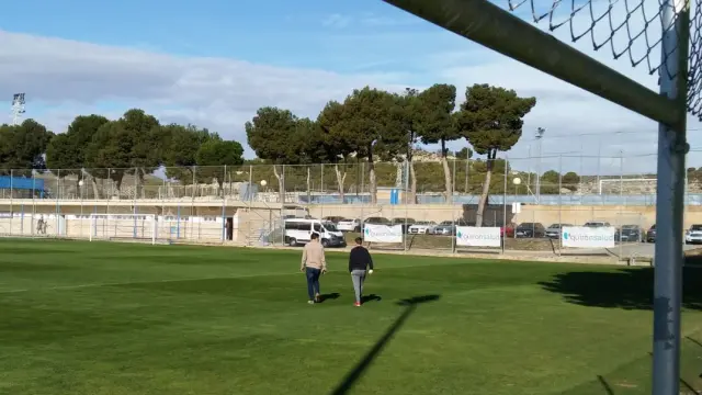 Lalo Arantegui (izda.) y Aleix Febas (dcha.) caminan a solas por el campo de entrenamientos del Real Zaragoza tras salir del despacho del director deportivo este martes en la Ciudad Deportiva.