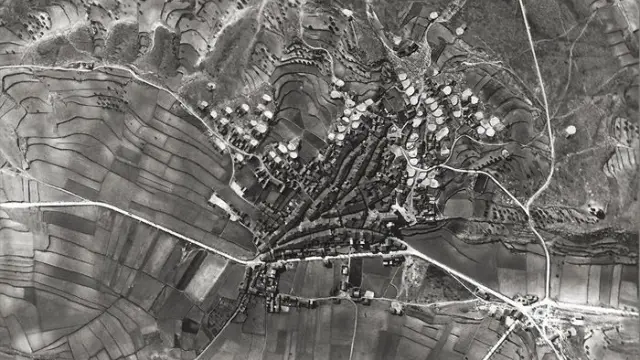 Imagen aérea de Aguaviva en 1938 publicada en 'Marzo de 1938. Bombardeos italianos en el Bajo Aragón'.
