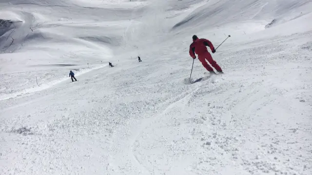 Un esquiador desciende por las pistas de la estación de Candanchú, en el Pirineo.