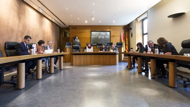De izquierda a derecha, Martínez (C's), Allué (PAR), Suárez (PP), Barba (Podemos), Agüeras (letrada mayor de las Cortes), Alonso (letrado), García Muñoz (PSOE), Briz (CHA) y Luquin (IU), este jueves durante la creación de la comisión de Sucesiones.