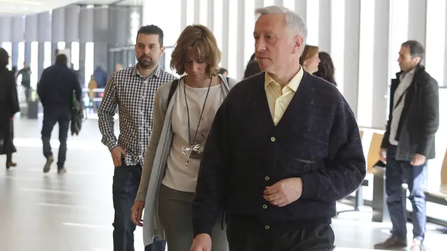 Los tres médicos, entrando a la sala de vistas en el Juzgado de lo Penal de Huesca