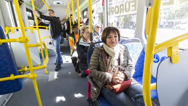 Pepa Marco, vecina de Las Delicias, estrenó este jueves el primer bus eléctrico con pasajeros de Zaragoza