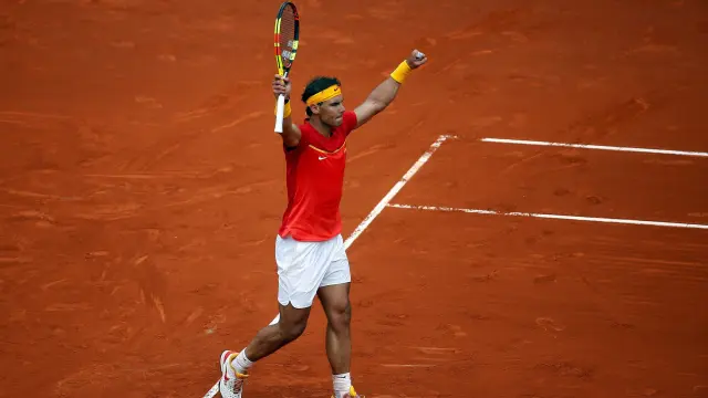 El jugador español Rafa Nadal celebra su victoria al finalizar el partido de la primera jornada de la eliminatoria España-Alemania de cuartos de final de la Copa Davis, en la plaza de toros de Valencia.