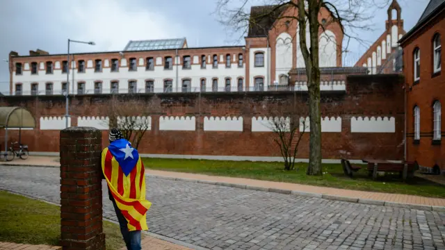 Un seguidor de Puigdemont esperaba este jueves ante la cárcel la salida del 'expresident'