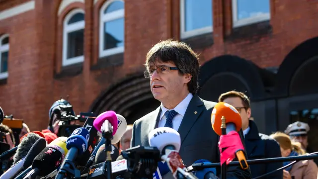 El expresidente catalán se dirige a los medios tras abandonar la prisión.