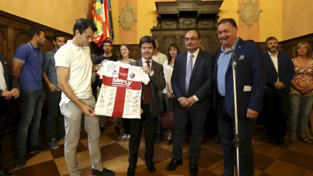 El alcalde de Huesca, Luis Felipe, recibió el pasado verano una camiseta firmada de la SD Huesca como recuerdo