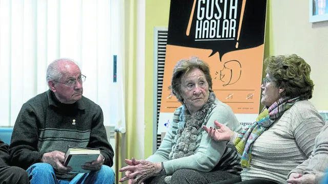 Pascual, Rosa y Vitorina conversan en Santa Isabel, en Zaragoza. La iniciativa 'Nos gusta hablar' intenta paliar la soledad de los mayores con un espacio abierto en el que todos pueden participar.