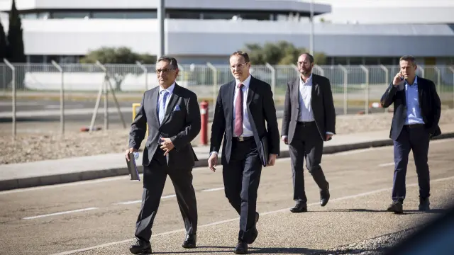 Antonio Cobo, director general de Opel España; Rémi Girardon, director de Manufacturas de Opel; Carlos Iglesias, jefe de Personal de la planta de Figueruelas, e Ignacio Bueno, directivo de Opel en Rüsselsheim (Alemania).
