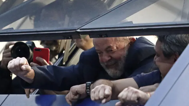 Lula saluda a sus partidarios desde de la sede de su sindicato