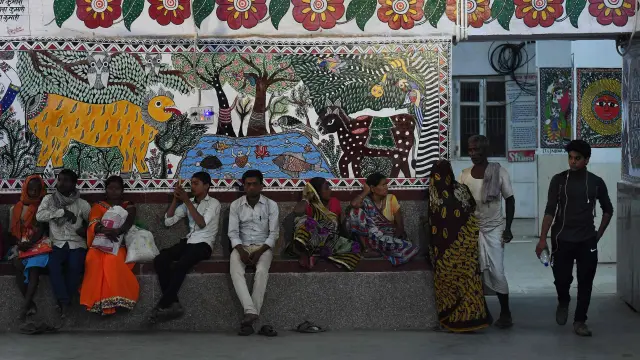 La pintura tradicional de una estación de tren india atrae a los turistas.