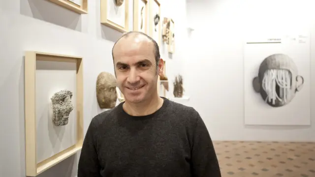 Isidro Ferrer durante una exposición.