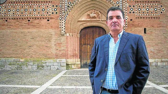 El alcalde de Morata de Jiloca, ante la fachada de la iglesia de San Martín de Tours.