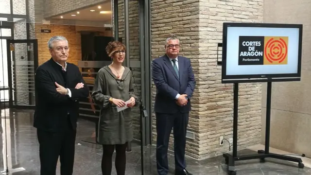La presidenta de las Cortes de Aragón, Violeta Barba, flanqueada por los vicepresidente del PSOE, Florencio García madrigal y del PP Antonio Torres, presentan las Puertas abiertas.